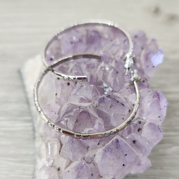 Fashion Jewlery Silvertone Textured 1.25" Hoop Earings - Picture 4 of 8